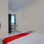 Oyo 92530 Rosela House Syariah