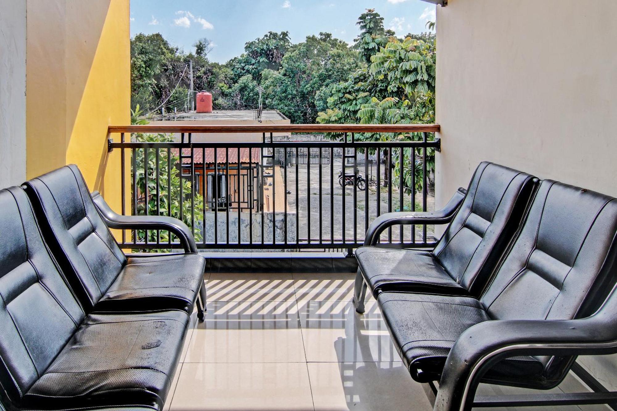 Oyo 92530 Rosela House Syariah Pekanbaru