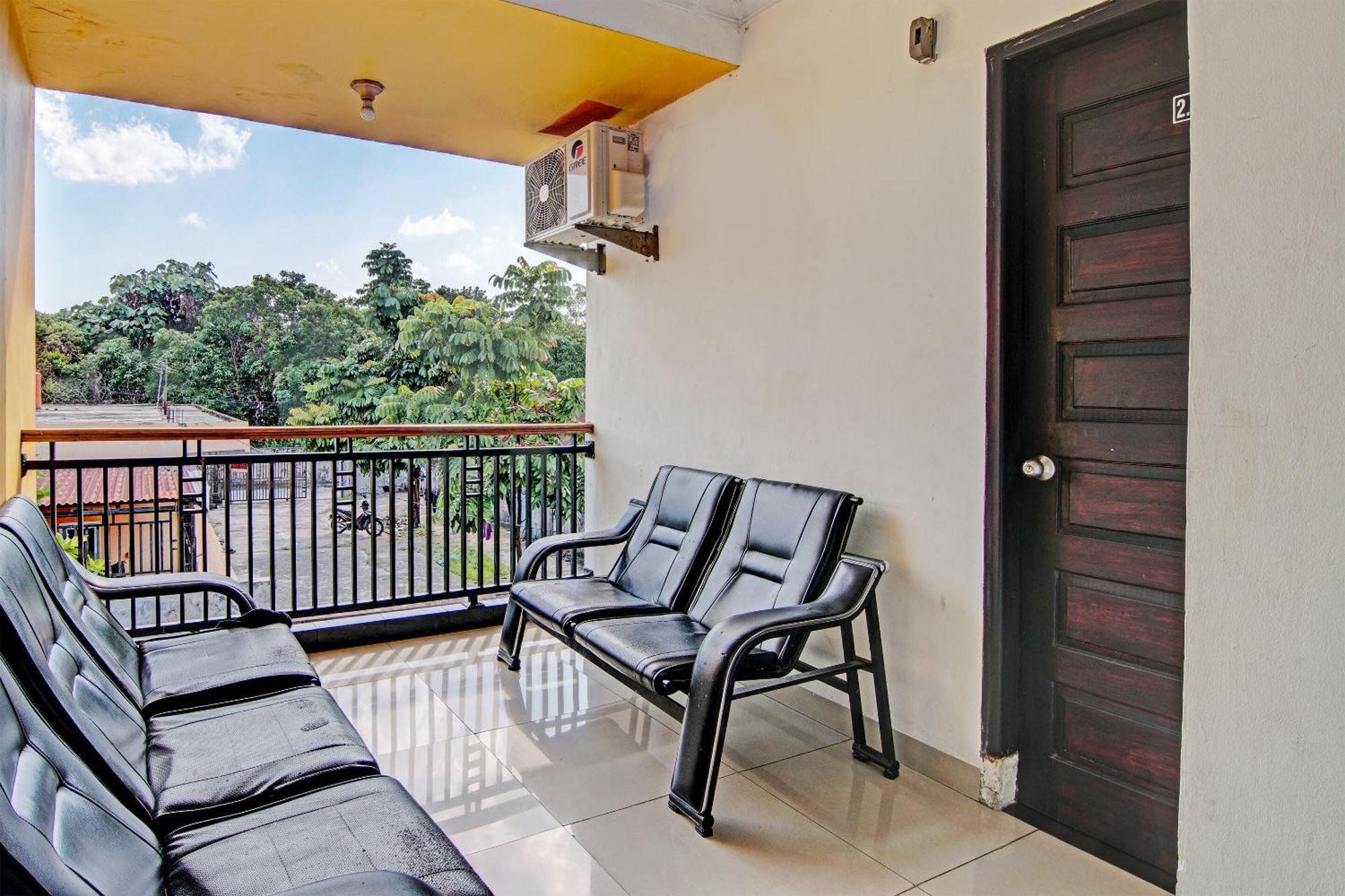 Oyo 92530 Rosela House Syariah 2*